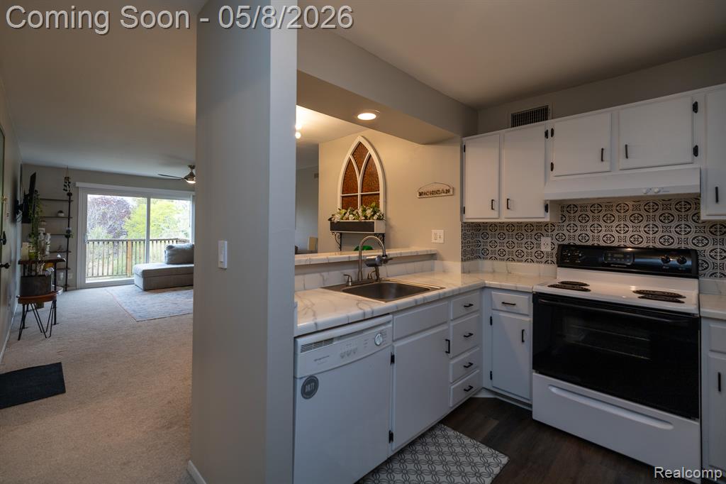 806 Bloomfield Village Boulevard, H, Auburn Hills, MI 48326 — Photo 8