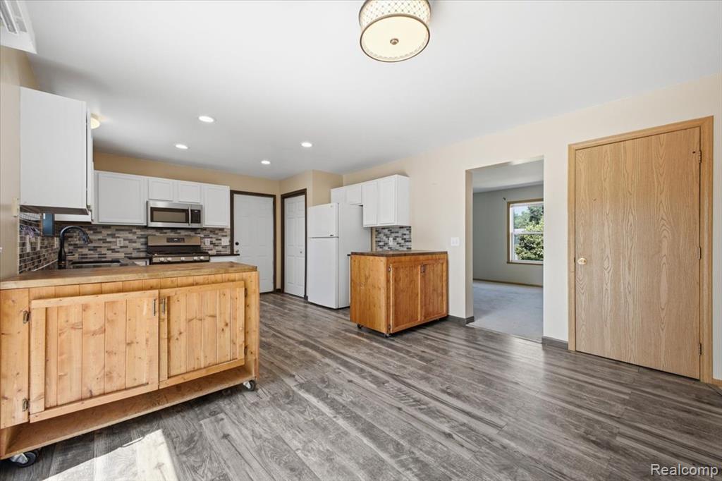 879 Barren Oaks Drive, Pontiac, MI 48341 — Photo 13