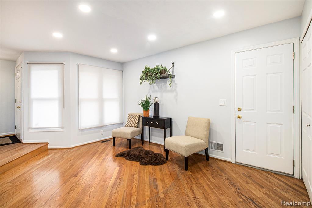 5204 Royal Vale Lane, Dearborn, MI 48126 — Photo 5