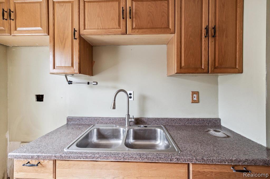 805 E GEORGE Avenue, Hazel Park, MI 48030 — Photo 14