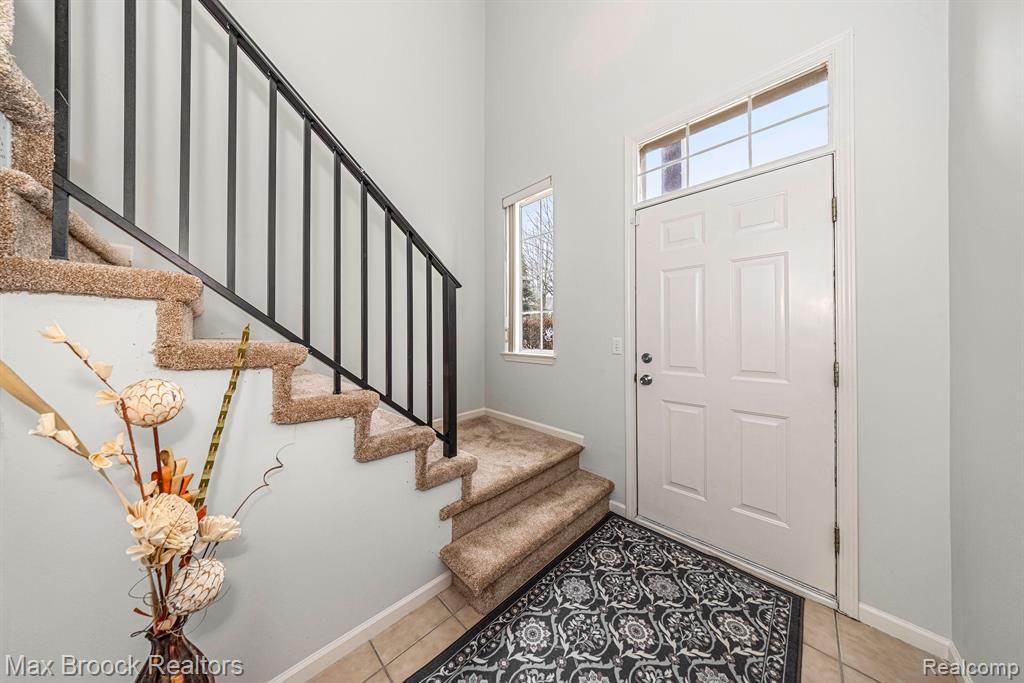 9203 FARMINGDALE Lane, Walled Lake, MI 48390 — Photo 3