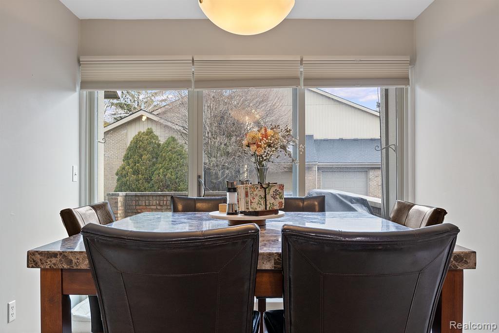 1561 S HILL Boulevard, Bloomfield Hills, MI 48304 — Photo 8