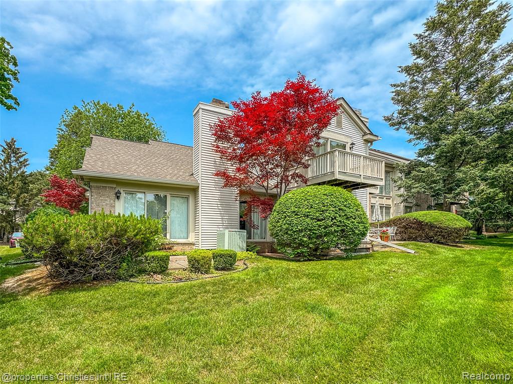 7569 Danbury Circle, West Bloomfield, MI — Photo 29