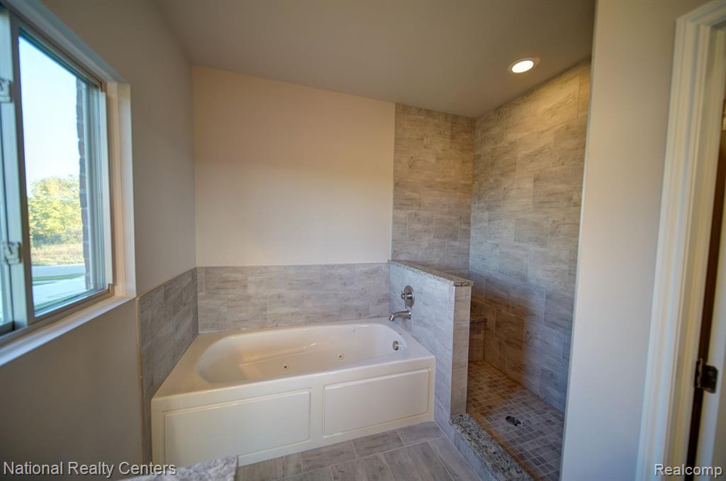 8374 Meadow Creek Drive, Goodrich Vlg, MI — Photo 23