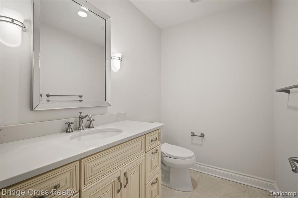 5820 LAKEVIEW Avenue, Orchard Lake Village, MI 48323 — Photo 65