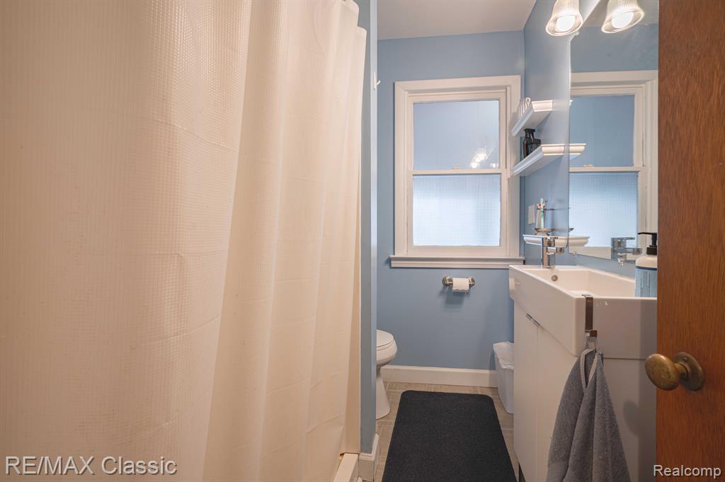 406 COMMON Street, Walled Lake, MI 48390 — Photo 20