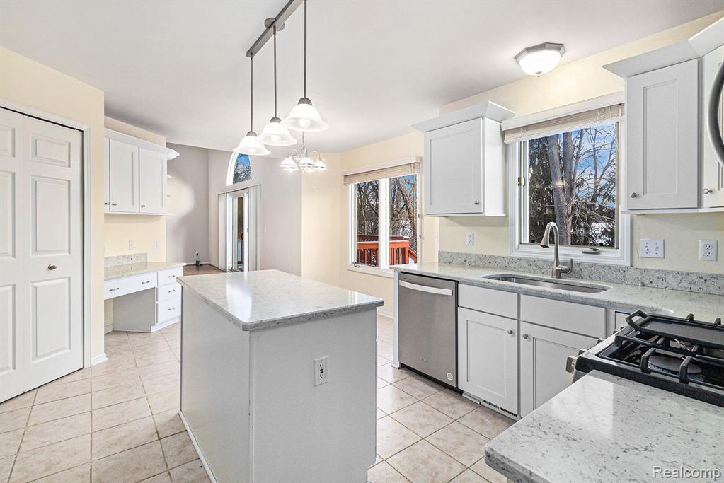 8805 Pebble Creek Drive, Pinckney, MI 48169 — Photo 14