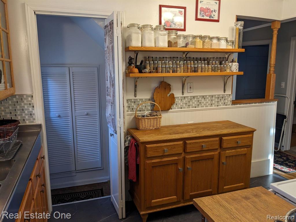 921 MAYBURN Street, Dearborn, MI 48128 — Photo 14