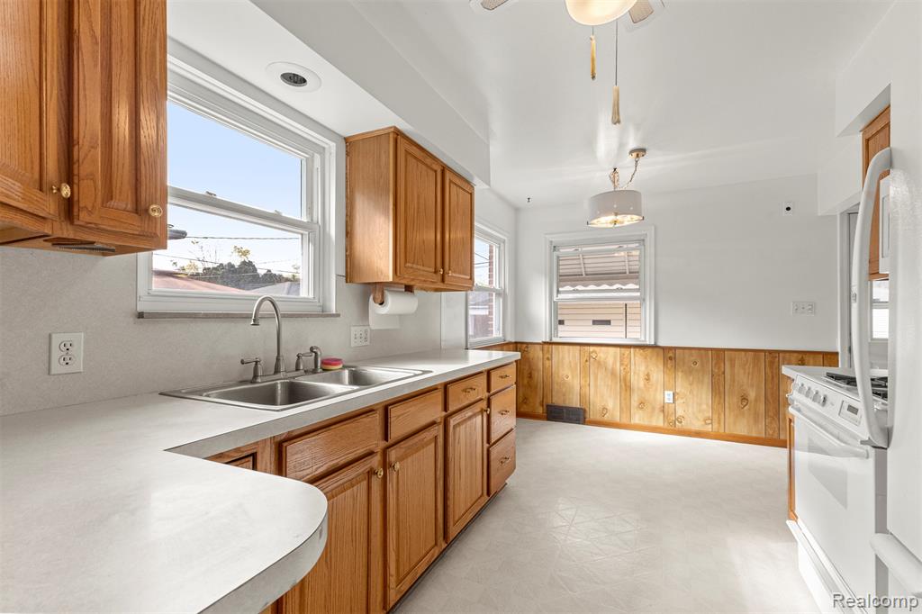 8255 Kinmore Street, Dearborn Heights, MI 48127 — Photo 9