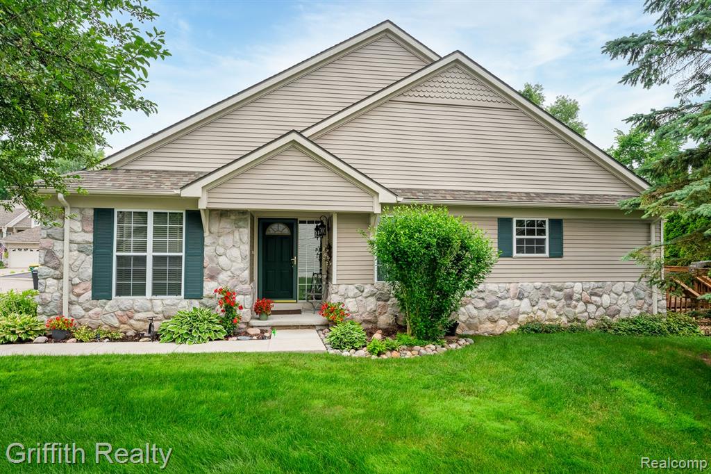 850 CALPERNIA, Wixom, MI 48393 — front exterior