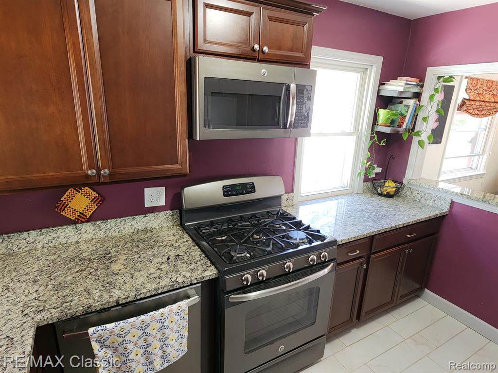 621 SYMES Avenue, Royal Oak, MI 48067 — Photo 10