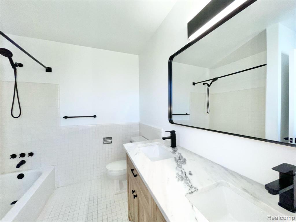 483 FOX HILLS Drive N, Bloomfield Hills, MI 48304 — Photo 19