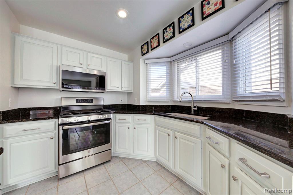15756 Lamont Drive, Macomb, MI 48042 — Photo 11