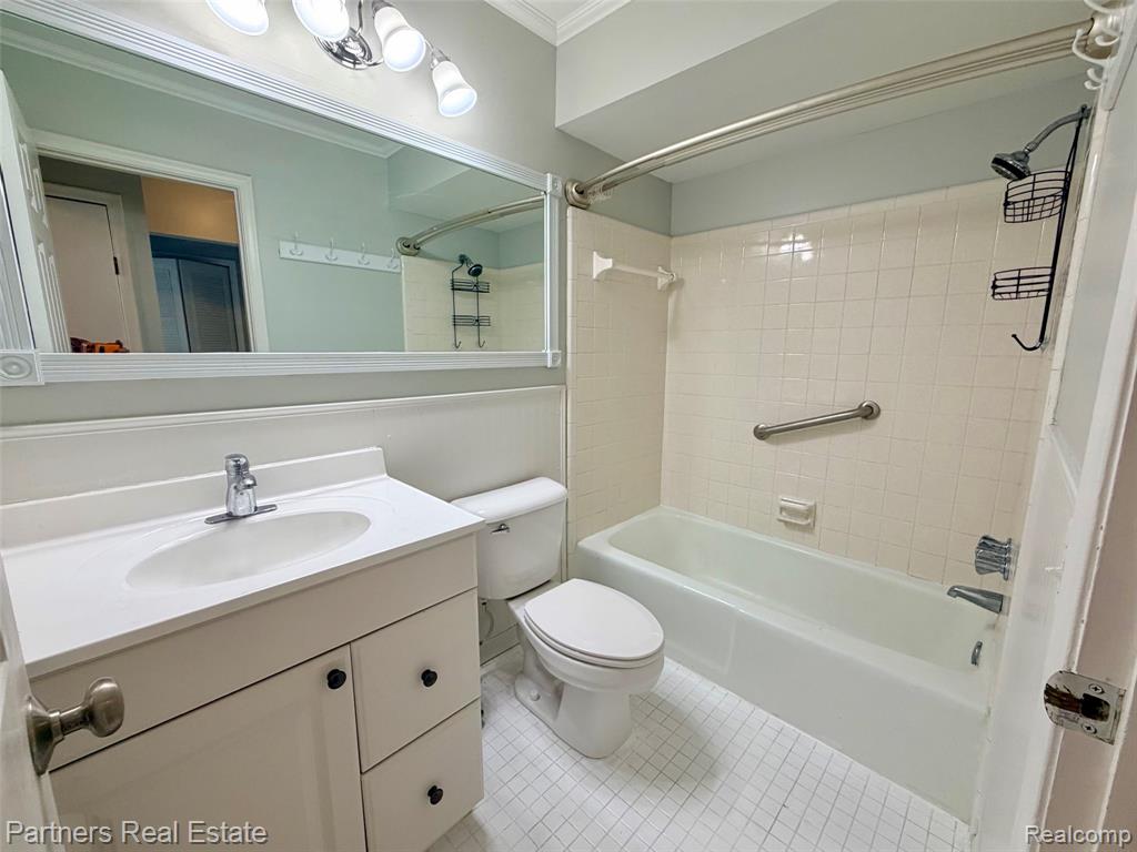 507 W Highland Road, 11, Howell, MI 48843 — Photo 17