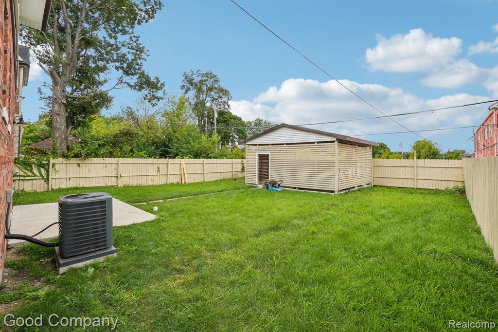 1645 CADILLAC Boulevard, Detroit, MI 48214 — Photo 40