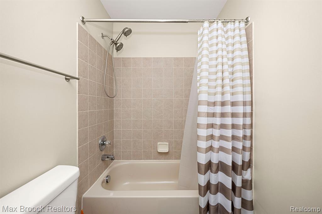 9203 FARMINGDALE Lane, Walled Lake, MI 48390 — Photo 16