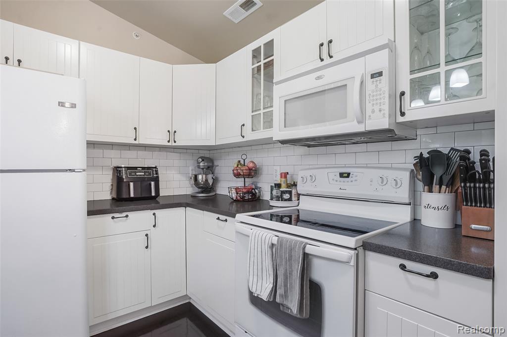 939 Eagle Drive, Fenton, MI 48430 — Photo 12