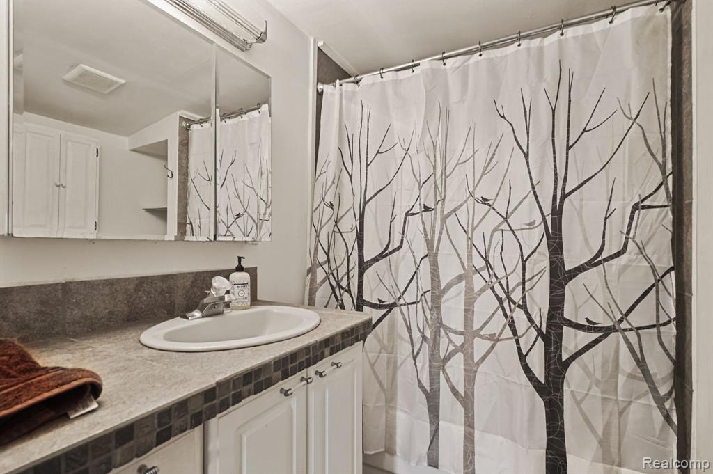 81 N EAGAN Drive, Lake Orion, MI 48362 — Photo 11