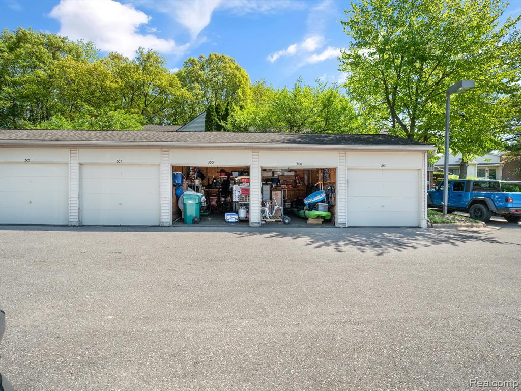 300 SPRING BROOKE Drive, 300, Brighton, MI 48116 — Photo 22