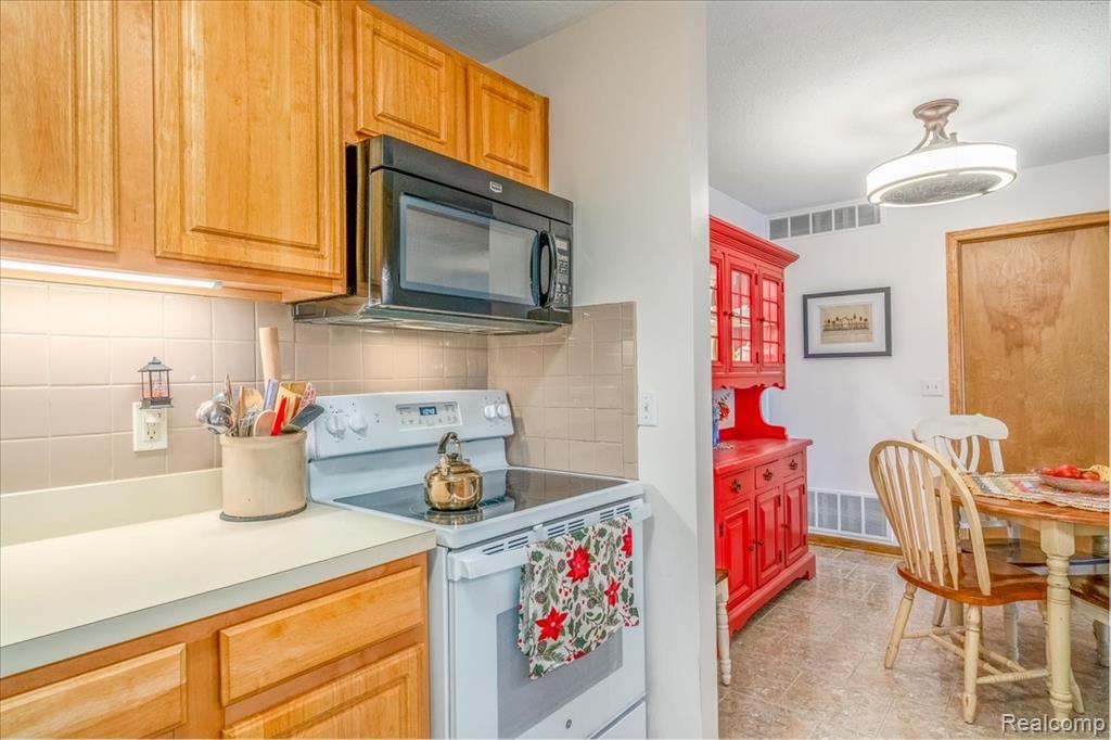 204 Marigold Circle, Westland, MI — Photo 15