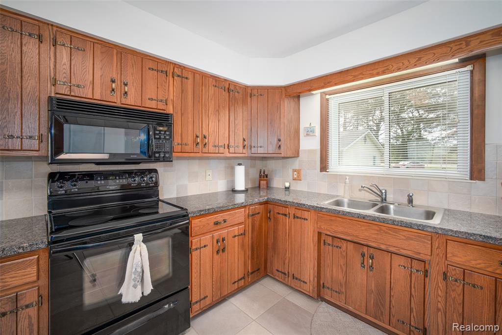 6240 Lakeshore Road N, Palms, MI 48465 — Photo 10