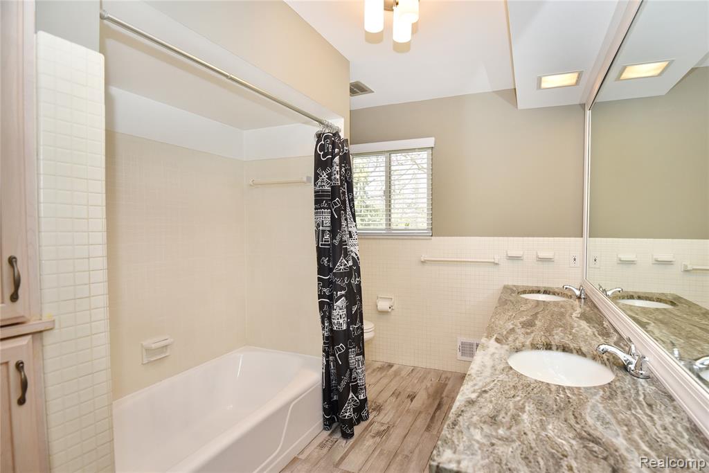 5255 KELLEN Lane, Bloomfield Hills, MI 48302 — Photo 23