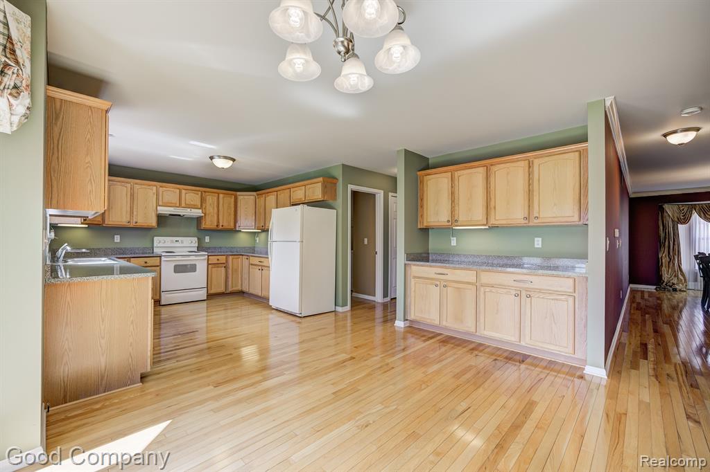 423 CEDAR Street, Wyandotte, MI 48192 — Photo 17
