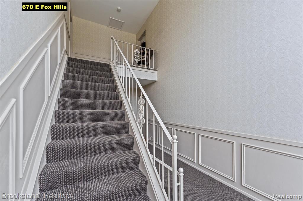 670 E Fox Hills Drive, Bloomfield Hills, MI 48304 — Photo 25