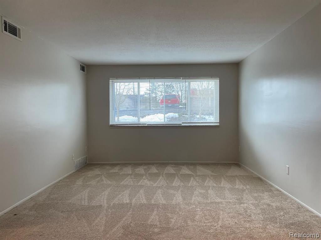 885 E SUMMIT Street, Milford, MI 48381 — Photo 9