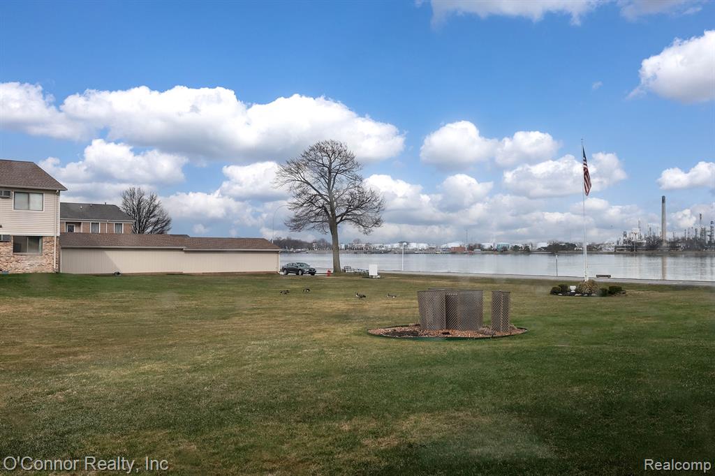 1700 River Road, 10, Marysville, MI 48040 — Photo 12