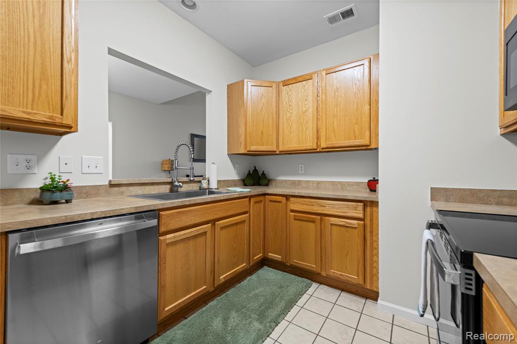 25899 Maritime Circle N, Harrison Township, MI — Photo 9