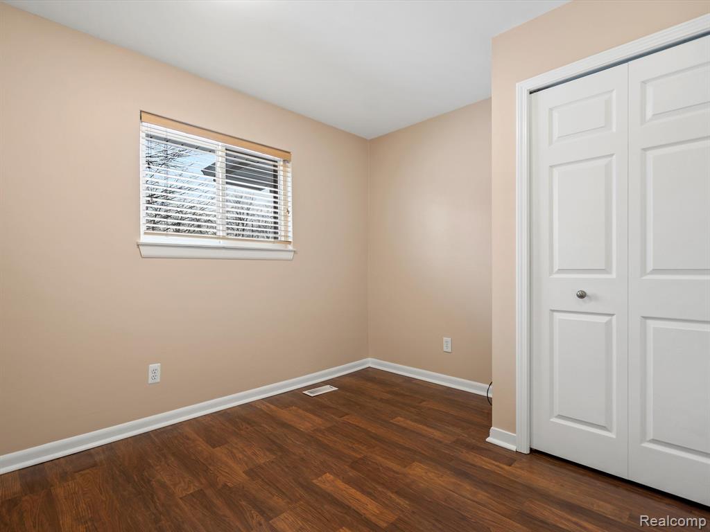 6652 DOYON Drive N, Waterford, MI 48327 — Photo 18