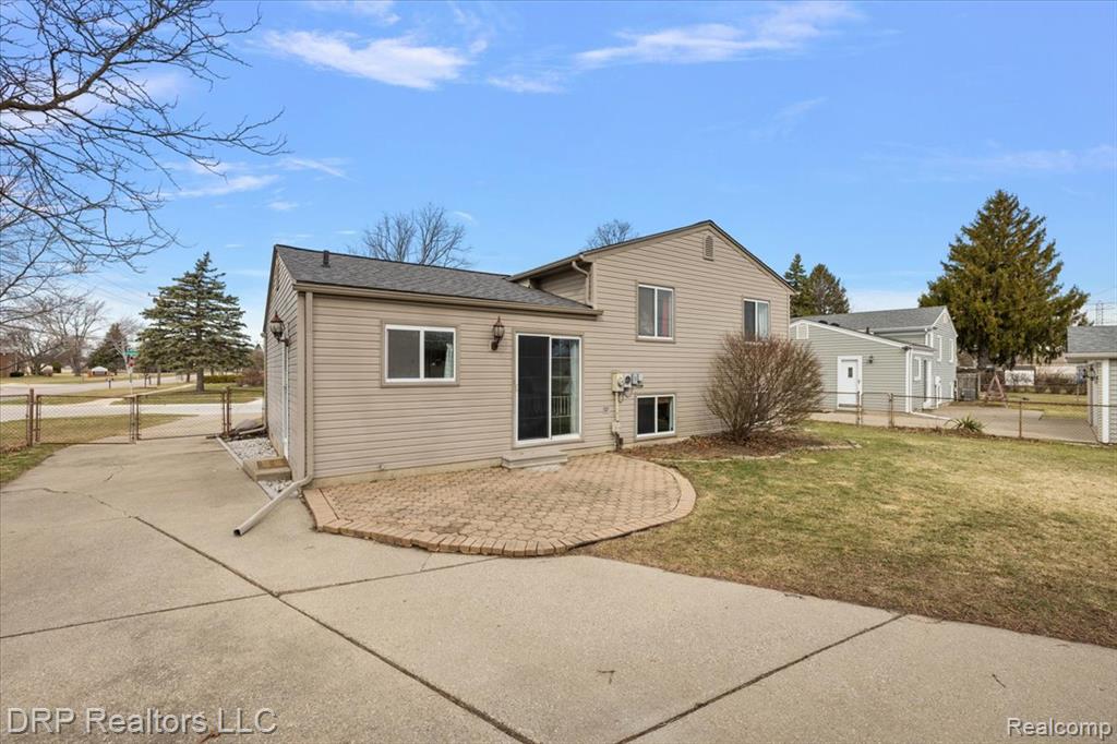 44012 Carrnation Drive, Sterling Heights, MI 48313 — Photo 33