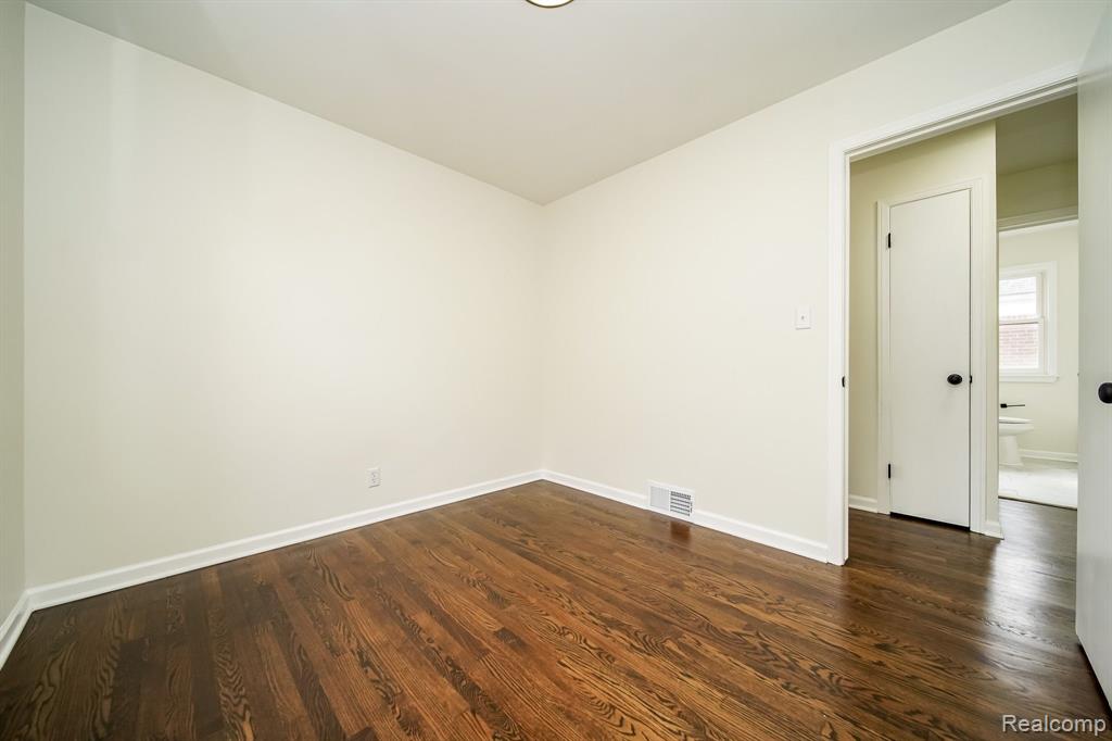 6855 KINGSBURY Street, Dearborn Heights, MI 48127 — Photo 32