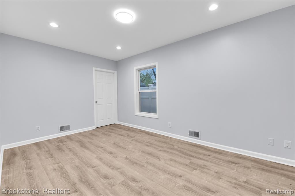 8228 OAK PARK Boulevard, Oak Park, MI 48237 — Photo 12