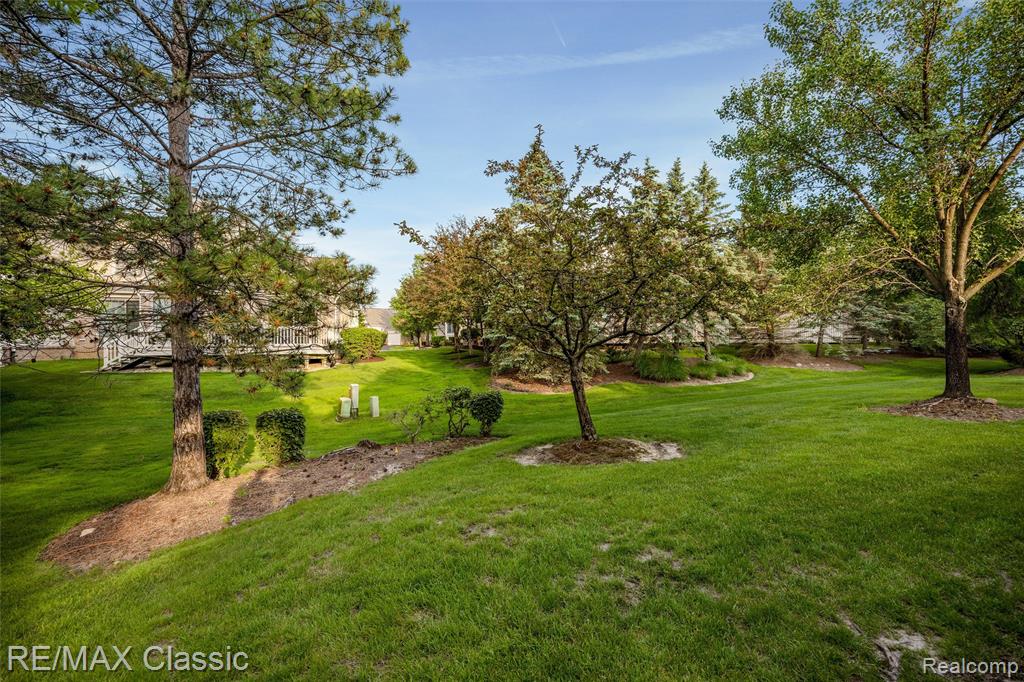 16934 Lochmoor Circle W, Northville, MI 48168 — Photo 33