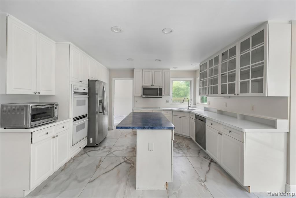 7386 Woodlore Drive, West Bloomfield, MI 48323 — Photo 12