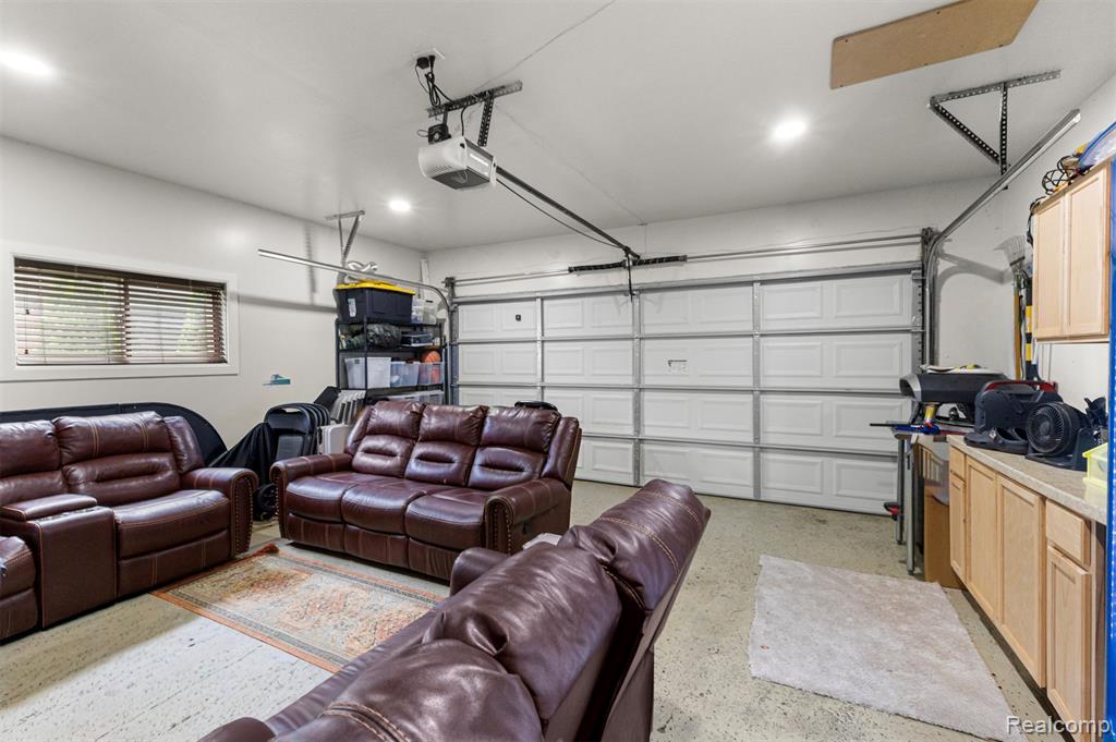 8570 Rockland Street, Dearborn Heights, MI 48127 — Photo 39