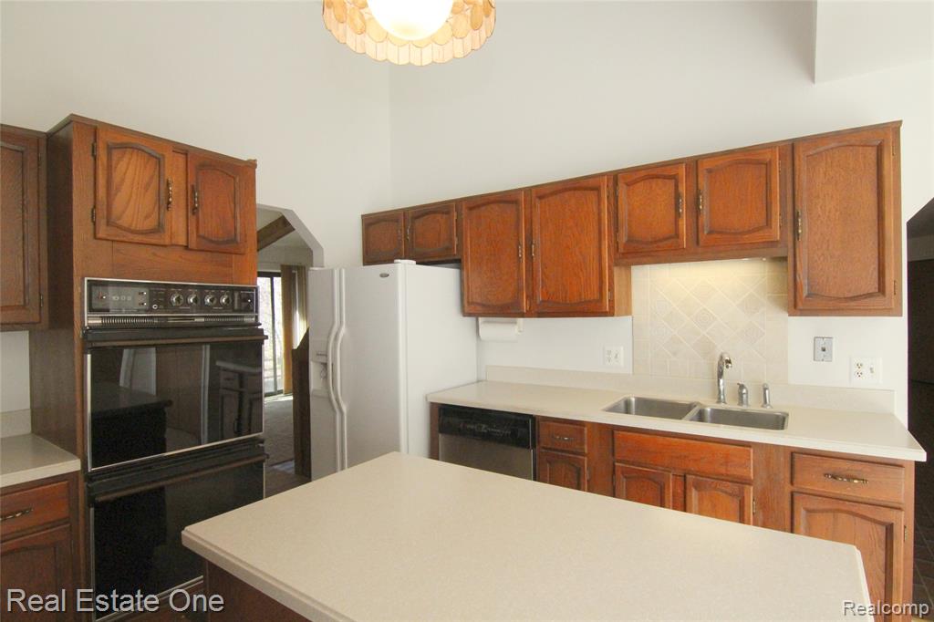 4458 Southmoor Lane, West Bloomfield, MI 48323 — Photo 8