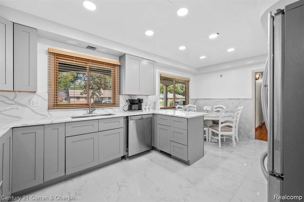 730 WOODCREST Drive, Dearborn, MI 48124 — Photo 12