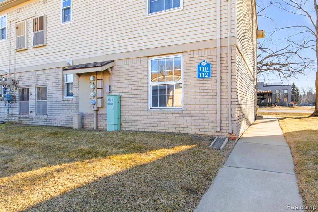 112 PRINCETON Drive, South Lyon, MI 48178 — Photo 16