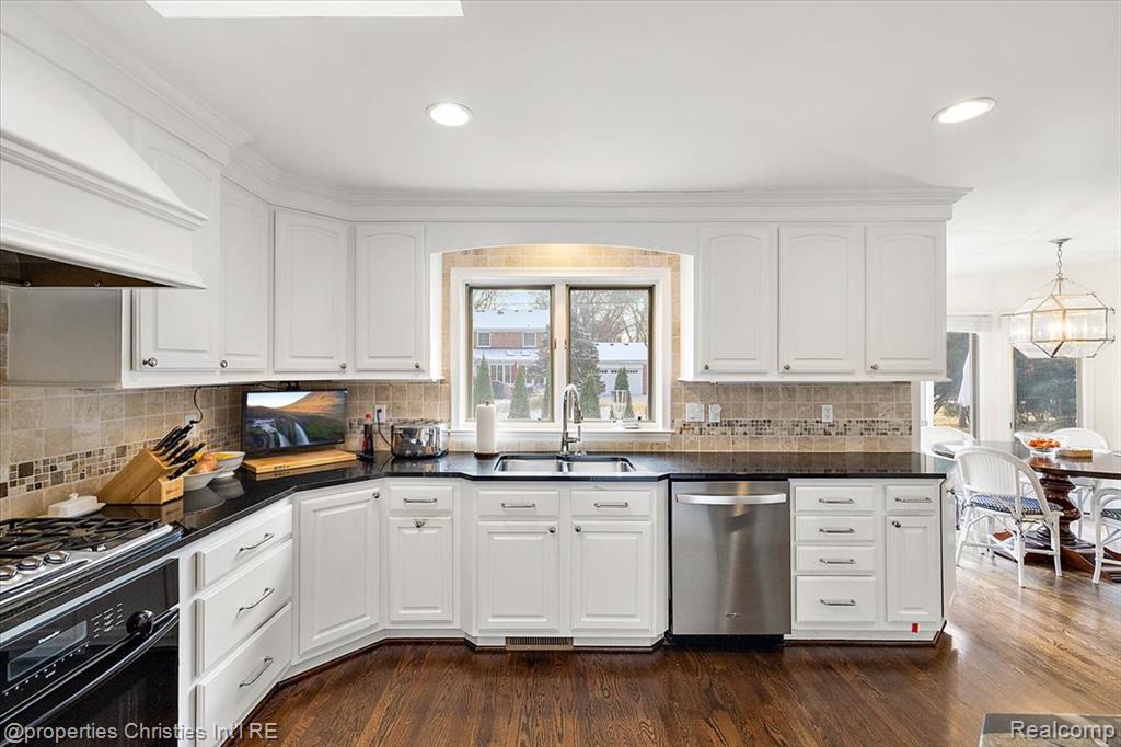 2579 Amberly Road, Bloomfield, MI 48301 — Photo 14