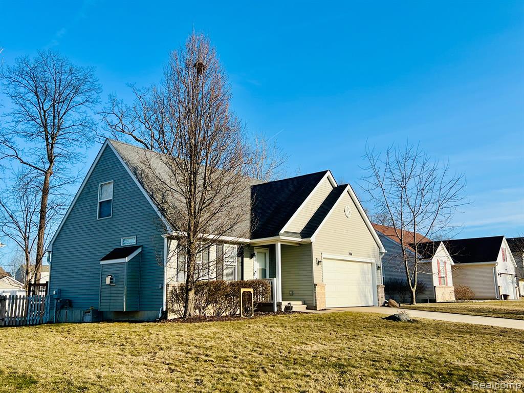 704 HAYSTACK Drive, Linden, MI 48451 — Photo 2