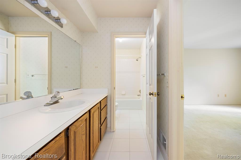 4237 WOODLANDS Lane, Orchard Lake Village, MI 48323 — Photo 31