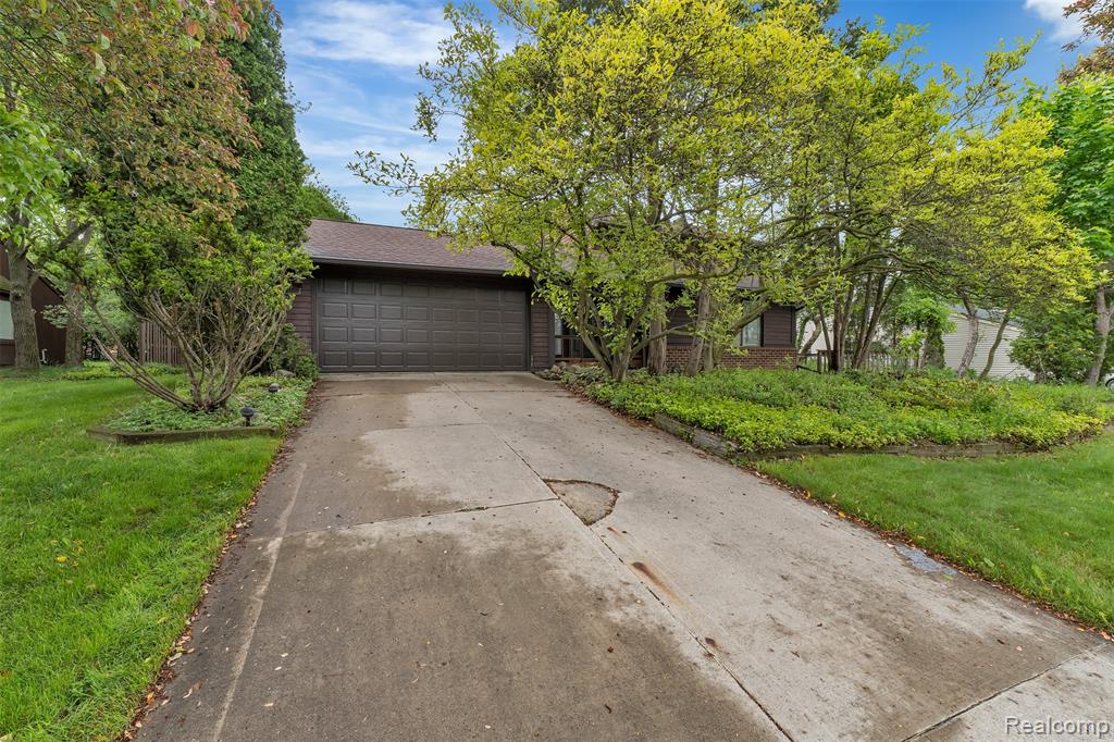 5772 Perrytown Drive, West Bloomfield, MI — Photo 2