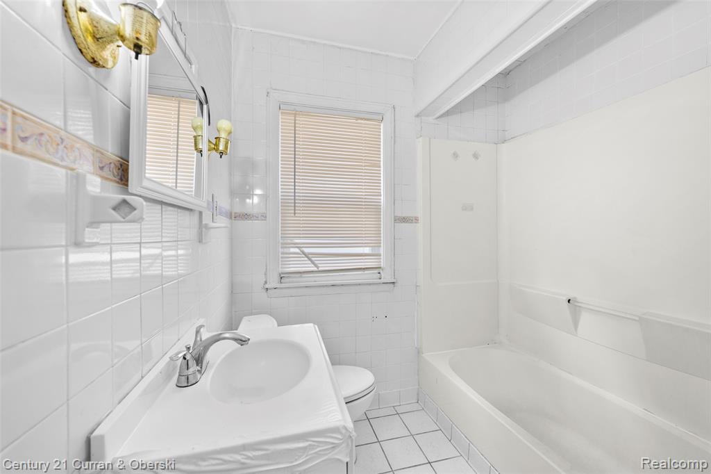 7910 Orchard Avenue, Dearborn, MI 48126 — Photo 11