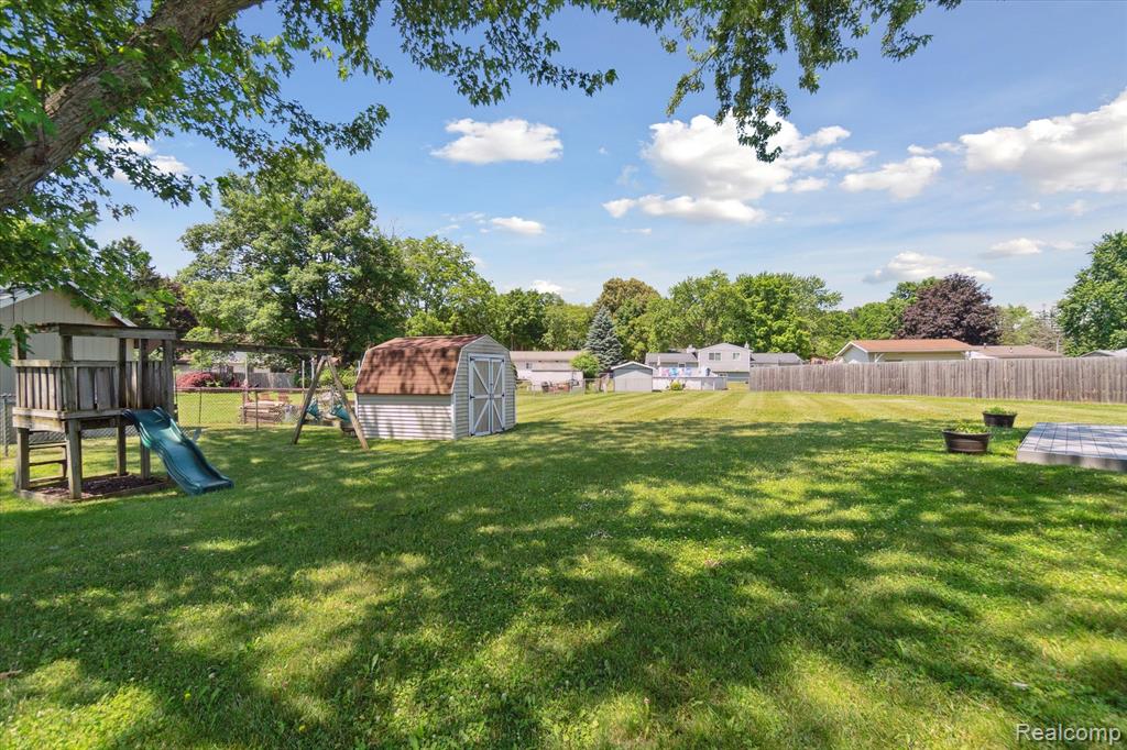 6169 Barker Circle, Waterford, MI 48329 — Photo 32