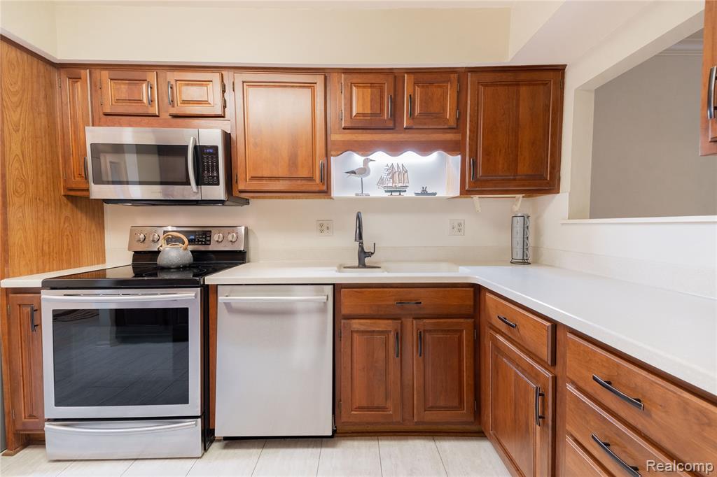 9830 Hawthorne Glen Drive, Grosse Ile, MI 48138 — Photo 14