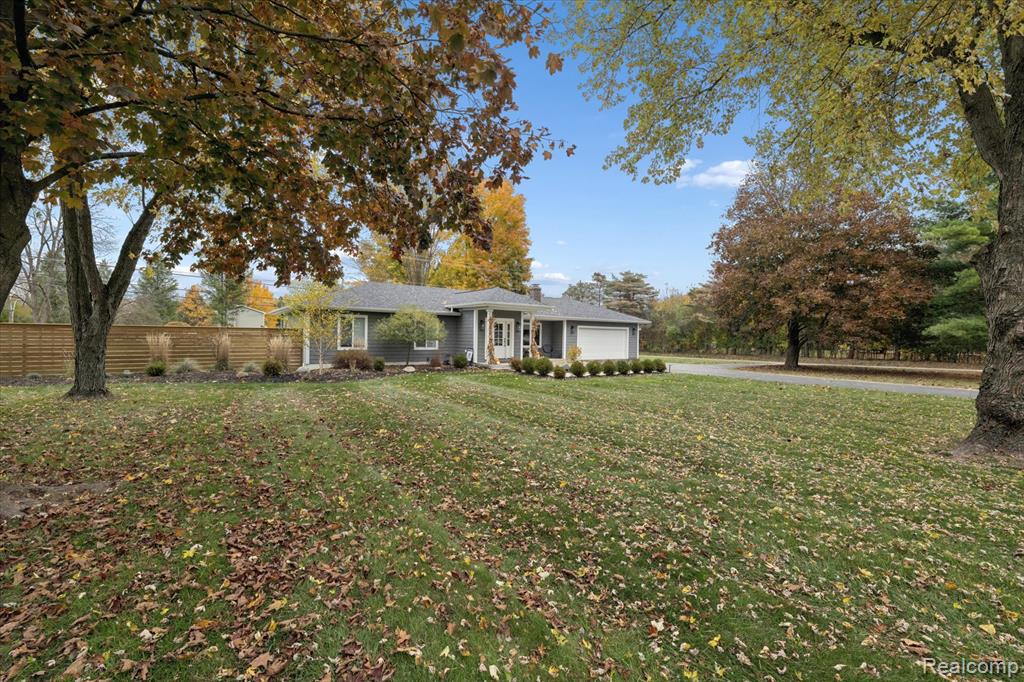 5100 Oak Hill Road, Clarkston, MI 48348 — Photo 2