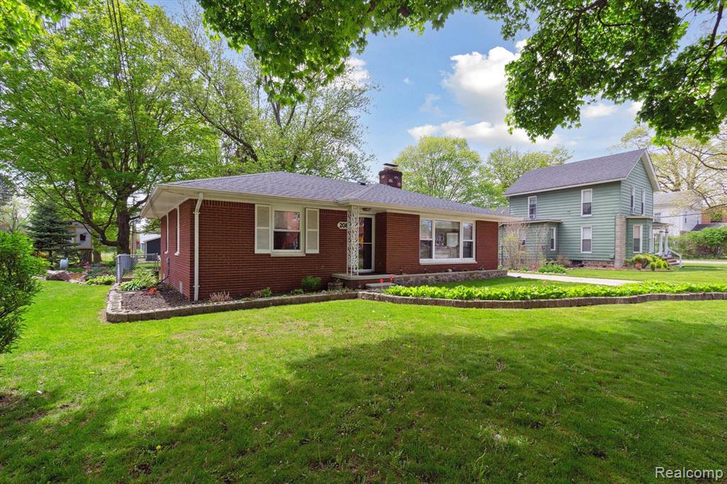 208 E SAINT CLAIR Street, Almont, MI 48003 — Photo 2